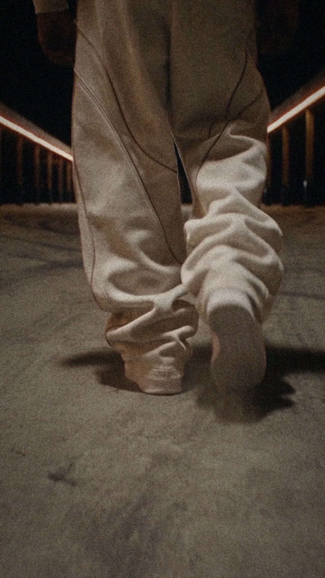 Angél Tracksuit Beige – in Bewegung